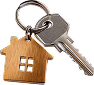 Металлический ключ на брелоке с деревянной ключницей в форме домика с четырьмя вырезами для окон — идеальный вариант для владельцев каркасных домов в Рузе или тех, кто любит дома из бруса.